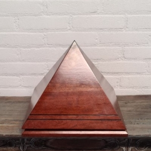 Amerikaanse humidor in piramide model. Hoogte 31 cm