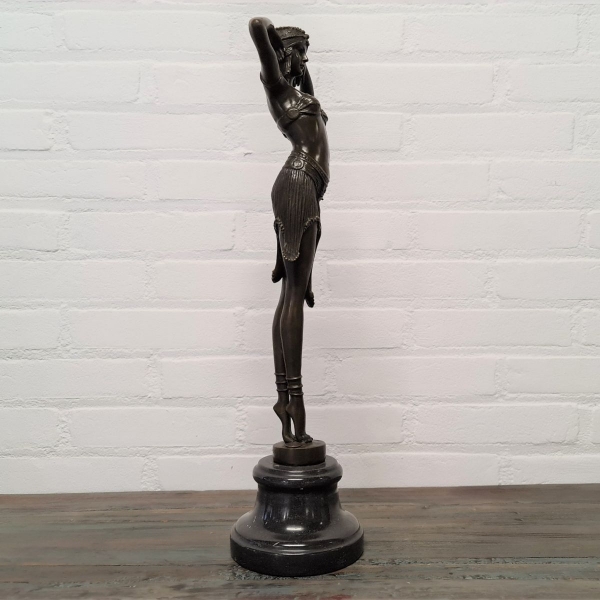 Gepatineerd bronzen sculpture in Art Deco stijl van vrouw. Hoogte 50 cm