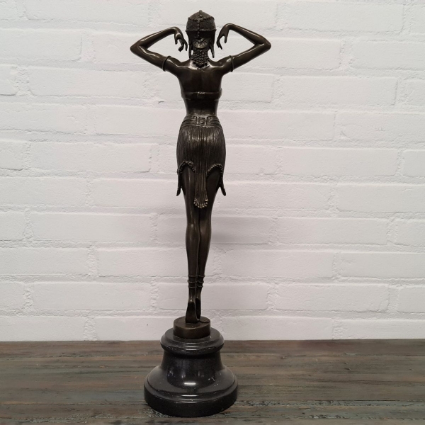 Gepatineerd bronzen sculpture in Art Deco stijl van vrouw. Hoogte 50 cm