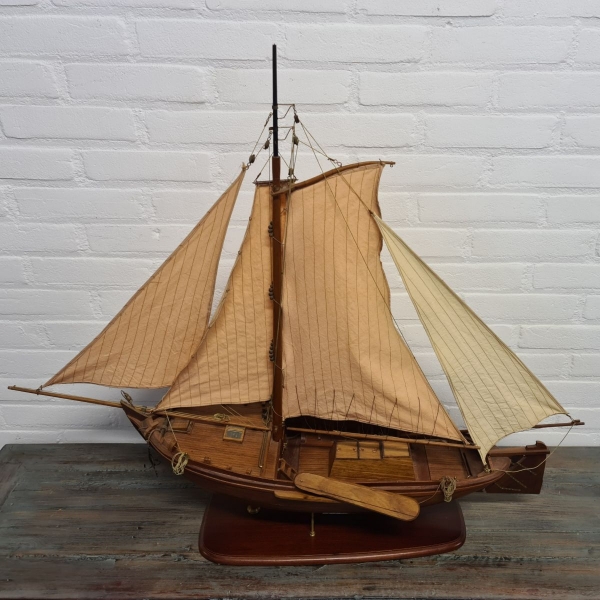 Houten modelboot van botter uit 1912. Lengte 88 cm