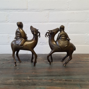 2x messing Oosterse beelden van figuren op rendieren. Hoogte 18 cm