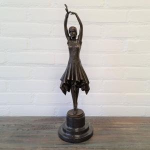 Gepatineerd bronzen Art Deco sculpture van vrouw. Hoogte 45 cm