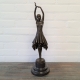 Gepatineerd bronzen Art Deco sculpture van vrouw. Hoogte 45 cm