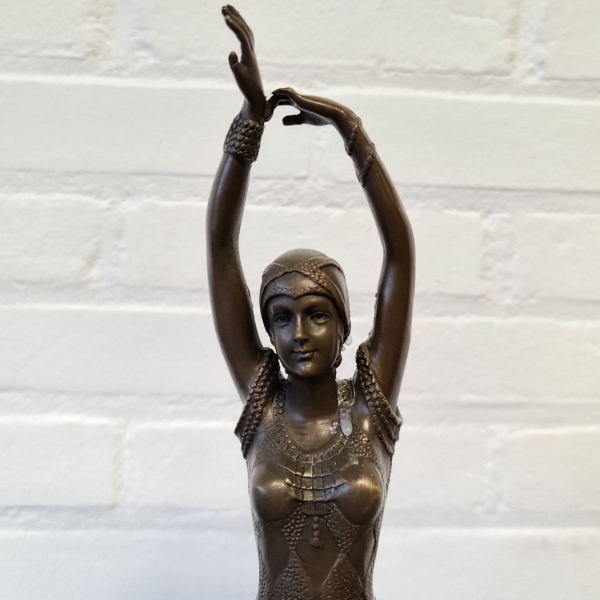 Gepatineerd bronzen Art Deco sculpture van vrouw. Hoogte 45 cm