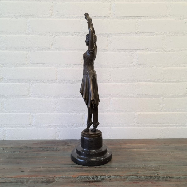 Gepatineerd bronzen Art Deco sculpture van vrouw. Hoogte 45 cm