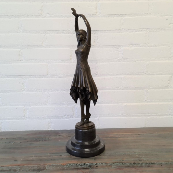 Gepatineerd bronzen Art Deco sculpture van vrouw. Hoogte 45 cm