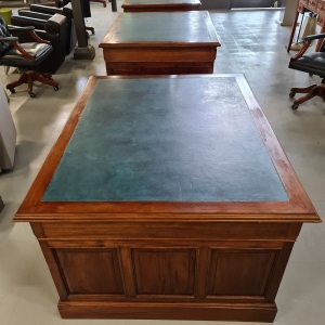 4x Engels mahonie/teak partnerdesk met lederen blad. 160 x 110