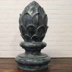 Gepatineerd bronzen tuin fontein ornament. Hoogte 67 cm