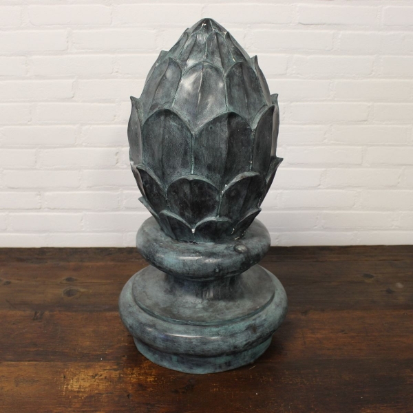 Gepatineerd bronzen tuin fontein ornament. Hoogte 67 cm