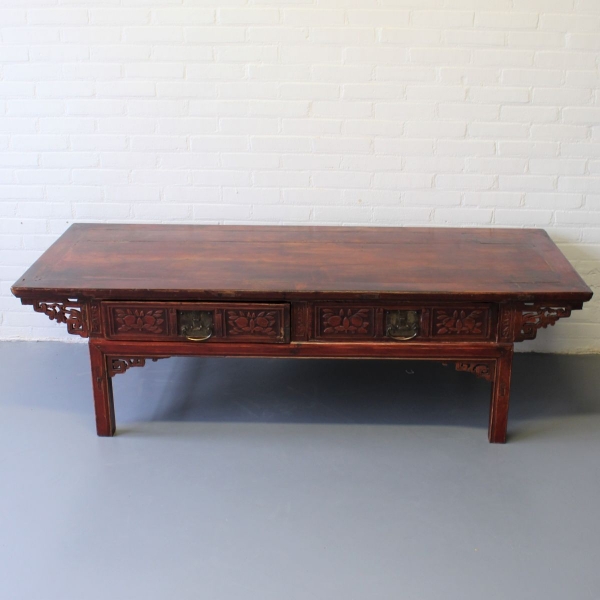 Chinees houten salontafel met steekwerk en 2 laden. 170 x 65