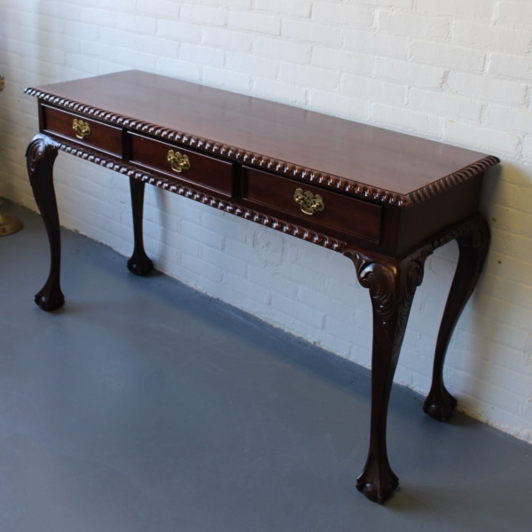 Engels mahonie 3-laads sidetable. Lengte 125 cm