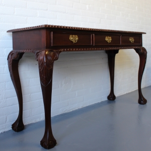 Engels mahonie 3-laads sidetable. Lengte 125 cm