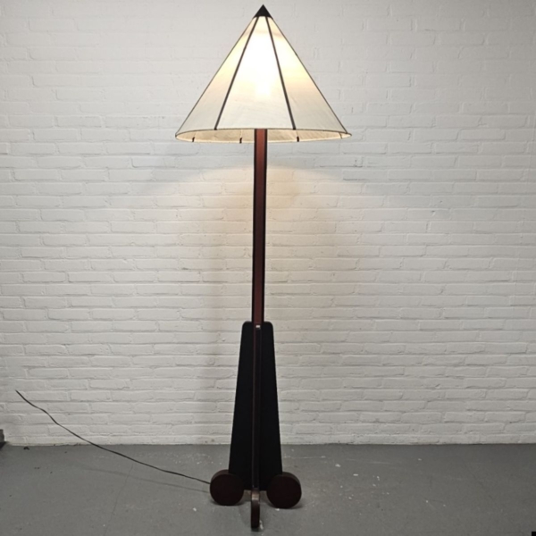 Amsterdamse school houten vloerlamp, Art Deco. Hoogte 210 cm