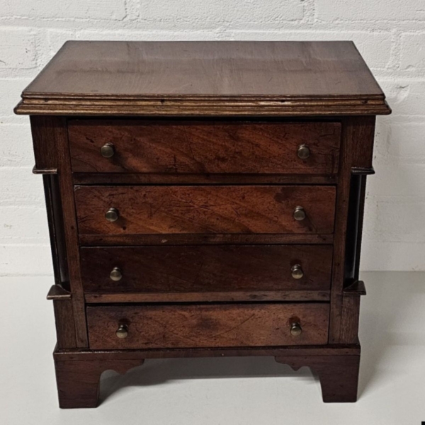 Mahonie gefineerd 4-laads miniatuur commode, ca. 1890. Breedte 34 cm - Afbeelding 5