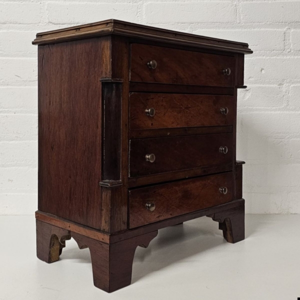 Mahonie gefineerd 4-laads miniatuur commode, ca. 1890. Breedte 34 cm - Afbeelding 2