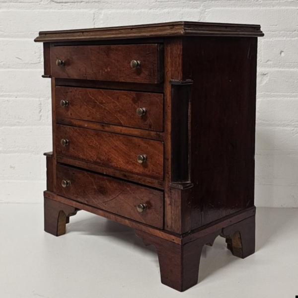 Mahonie gefineerd 4-laads miniatuur commode, ca. 1890. Breedte 34 cm - Afbeelding 4