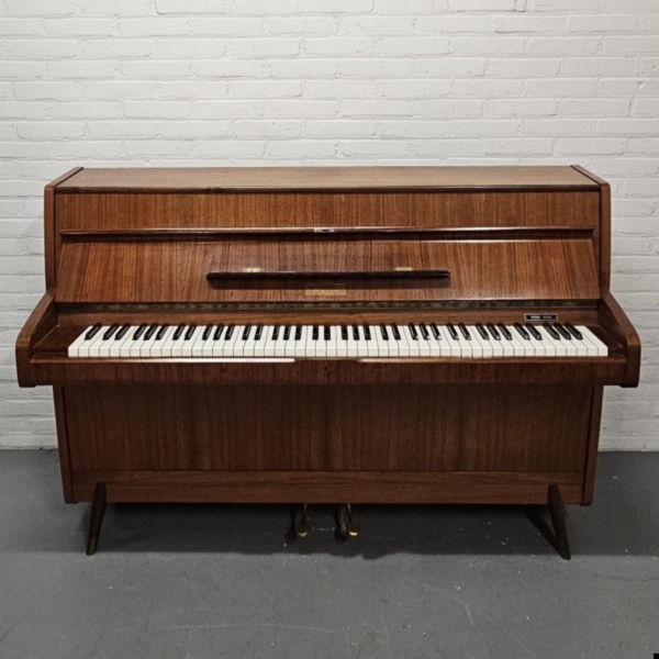 Vintage piano in notenhouten kast, merk: Sauter jaar 1962. Lengte 144 cm.