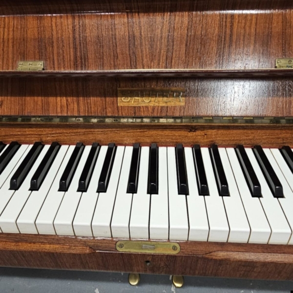 Vintage piano in notenhouten kast, merk: Sauter jaar 1962. Lengte 144 cm. - Afbeelding 7