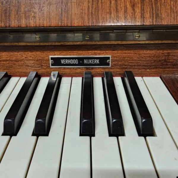 Vintage piano in notenhouten kast, merk: Sauter jaar 1962. Lengte 144 cm. - Afbeelding 6