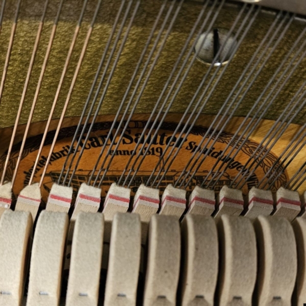 Vintage piano in notenhouten kast, merk: Sauter jaar 1962. Lengte 144 cm. - Afbeelding 8