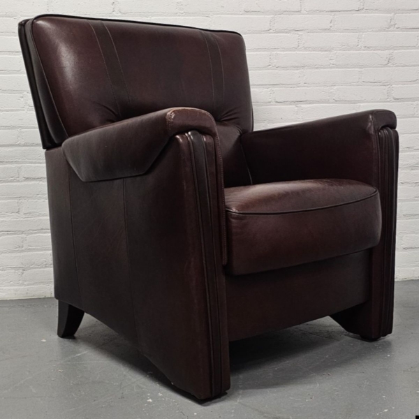 Lederen fauteuil in Art Deco stijl. Breedte 75 cm