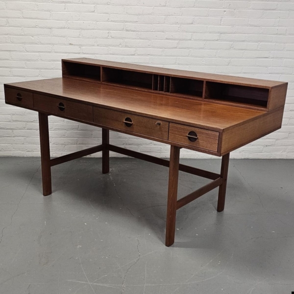 Deens vintage teakfineer Flip-Top bureau, Peter Løvig Nielsen voor Hedensted Mobelfabrik. Breedte 162 cm