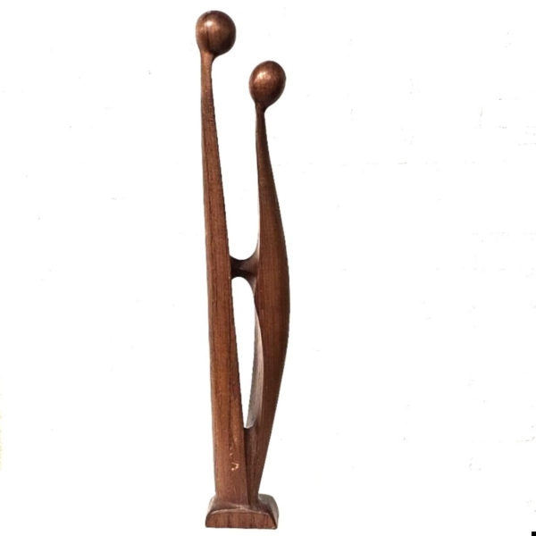 Teakhouten beeld van twee figuren, Simon Randers Denemarken, ca.1960. Hoogte 77 cm