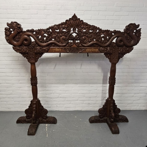 Imposant groot Indonesische gong of gamelan in rijk gestoken frame. Hoogte 153 cm - Afbeelding 6