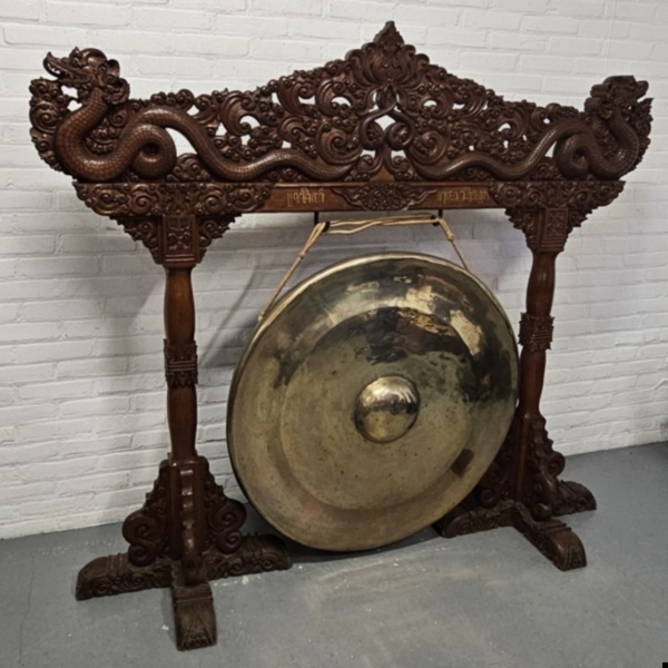 Imposant groot Indonesische gong of gamelan in rijk gestoken frame. Hoogte 153 cm - Afbeelding 2