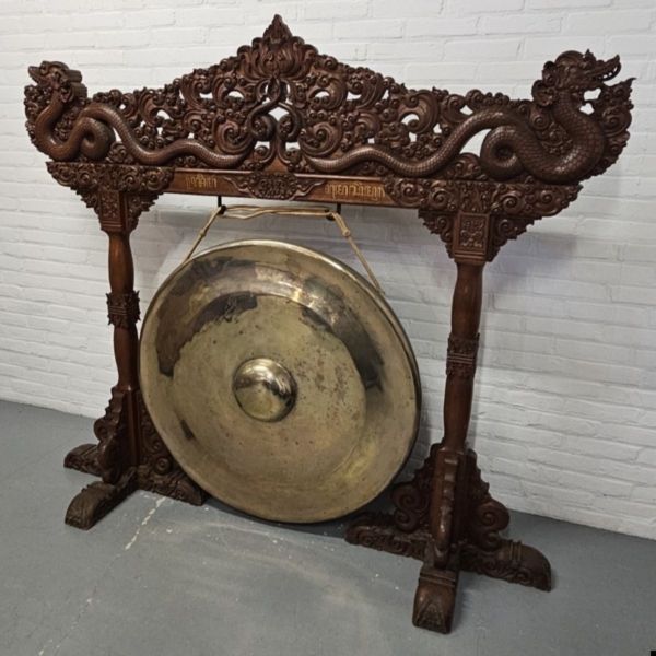 Imposant groot Indonesische gong of gamelan in rijk gestoken frame. Hoogte 153 cm - Afbeelding 3