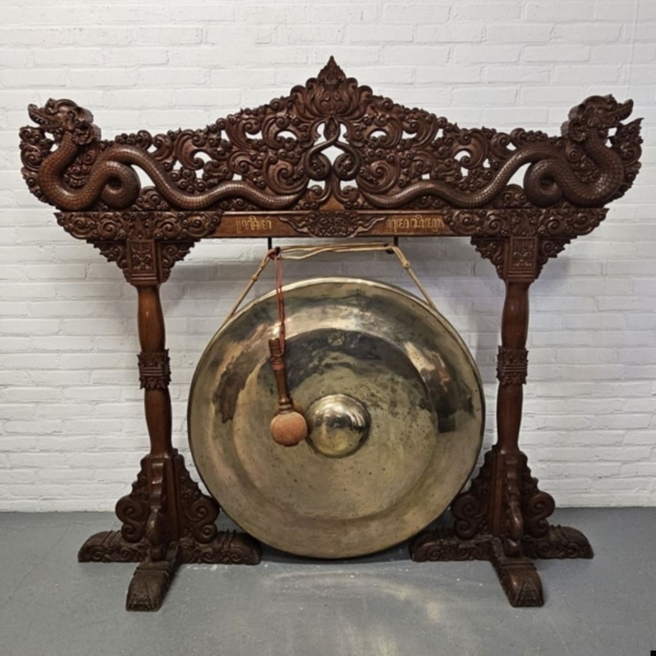 Imposant groot Indonesische gong of gamelan in rijk gestoken frame. Hoogte 153 cm