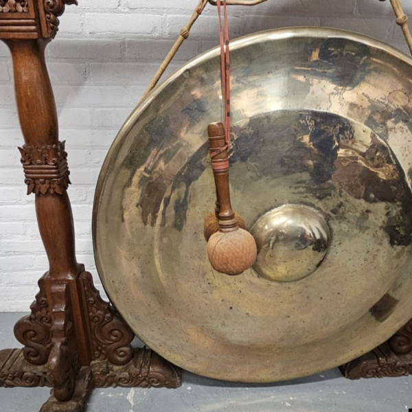 Imposant groot Indonesische gong of gamelan in rijk gestoken frame. Hoogte 153 cm - Afbeelding 17