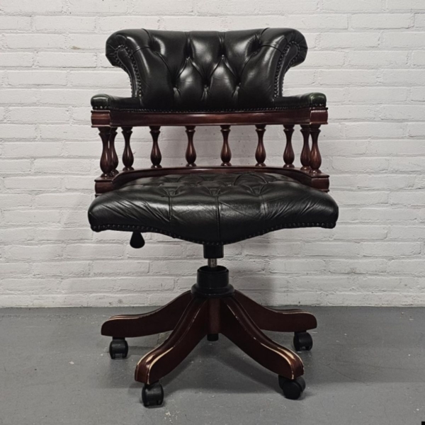 Engels Chesterfield noten bureaustoel met lederen zitting en rug. Hoogte 100 cm