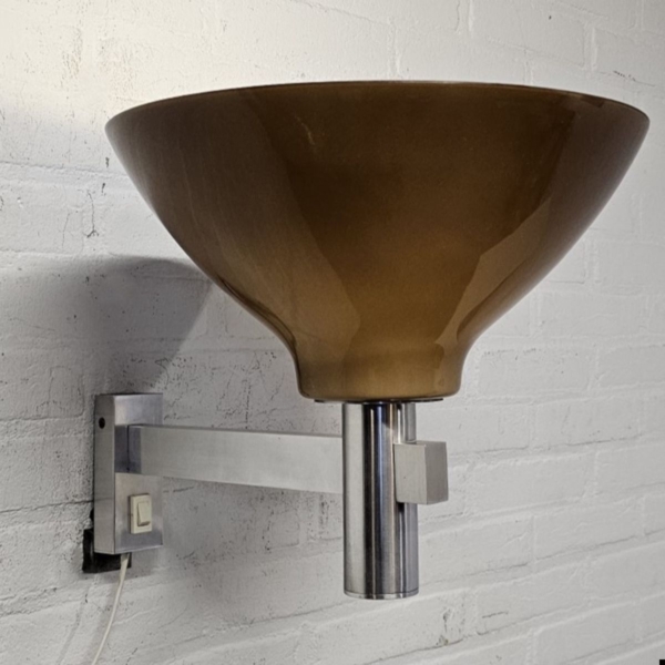 Vintage wandlamp met aluminium en kunststof kap, Raak ca. 1970. Lengte 43 cm